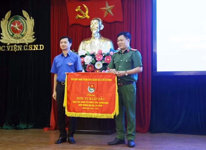 Học viện Cảnh sát nhân dân vinh dự được nhận Cờ thi đua Trung ương Đoàn.