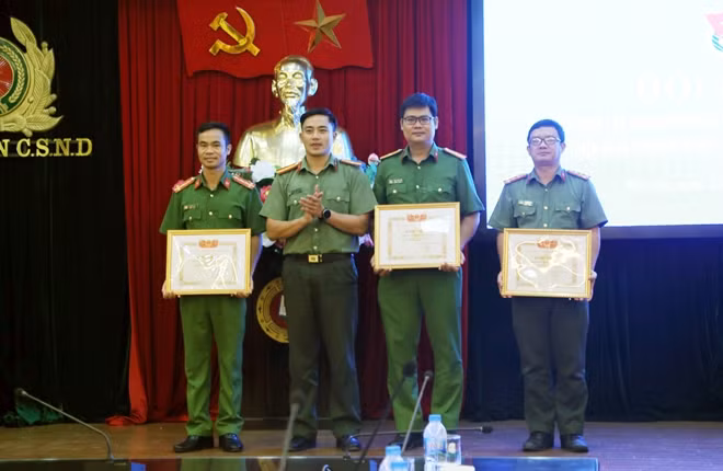 Thiếu tá Trần Trọng Nguyên, Phó Bí thư Đoàn thanh niên Bộ Công an trao Bằng khen Đoàn Thanh niên Bộ Công an cho các đơn vị có thành tích xuất sắc trong công tác đoàn và phong trào thành niên.