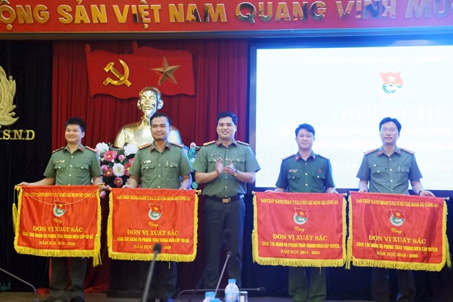 Trung tá Đồng Đức Vũ trao Cờ thi đua của Đoàn Thanh niên Bộ Công an cho các đơn vị có thành tích xuất sắc trong công tác đoàn và phong trào thành niên