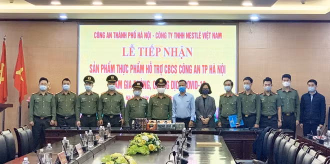Các đại biểu dự lễ tiếp nhận .