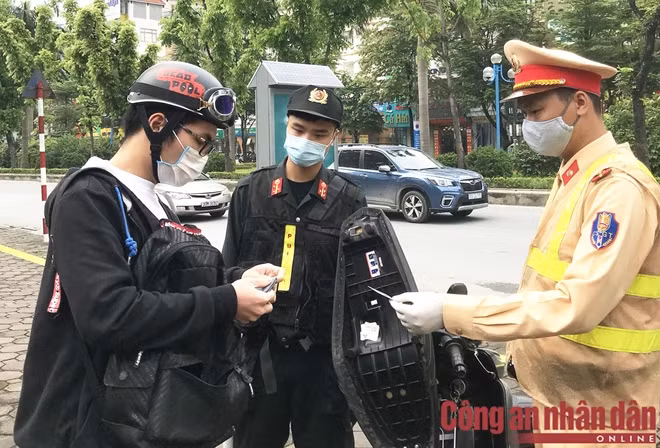 Tổ công tác 141 kiểm soát các phương tiện tham gia giao thông.