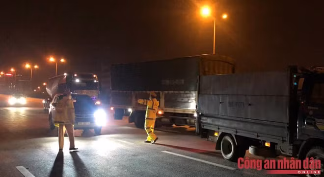 Về đêm, các phương tiện di chuyển chủ yếu là xe tải.