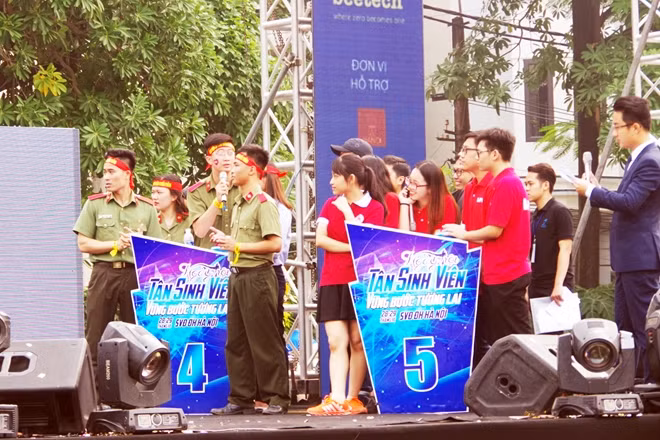 Đội thi Học viện ANND đang tập trung xử lý một phần thi trong Ngày hội.