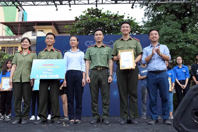 Ban Tổ chức trao giải Nhất tặng Đội thi Học viện ANND.