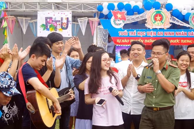 Bên cạnh đó, đội thi còn góp phần tạo không khí sôi nổi cho Ngày hội với tiếng đàn và bài hát sôi động.