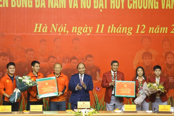 Thủ tướng Nguyễn Xuân Phúc chúc mừng thành tích của hai đội tuyển bóng đá nam và nữ.
