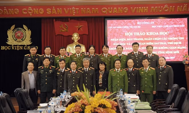 Các đại biểu tham dự hội thảo.