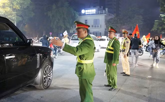 Công an TP Hà Nội sẵn sàng các phương án đảm bảo ANTT, ATGT cho người cho người hâm mộ mừng đón đoàn thể thao Việt Nam về nước sau SEA Games 30.