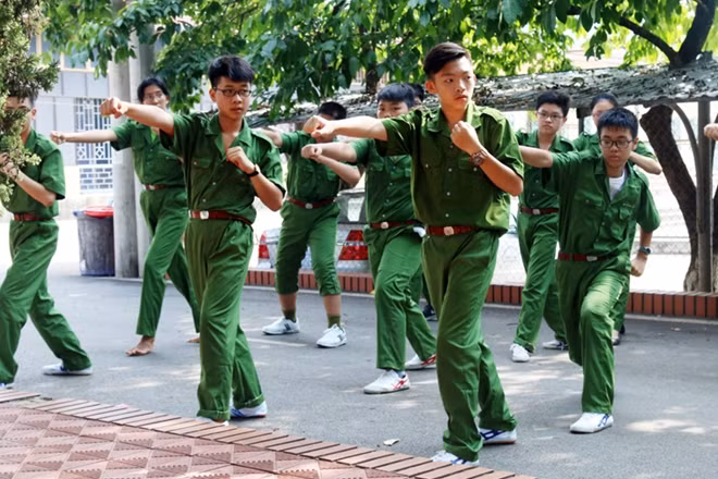 Bên cạnh đó, cá em sẽ được học điều lệnh đội ngũ, tập luyện võ thuật.