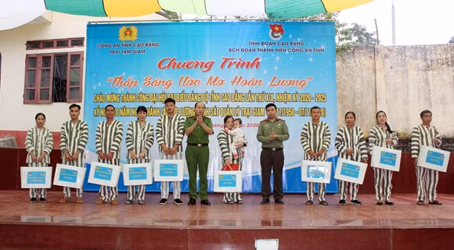 Đoàn Thanh niên và lãnh đạo Trại tạm giam động viên, trao tặng quà cho 10 phạm nhân có hoàn cảnh khó khăn, cải tạo tốt.