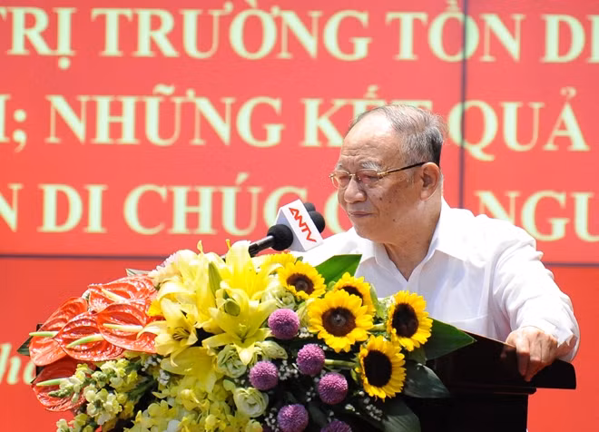 GS.TS Hoàng Chí Bảo truyền đạt tại Hội nghị.