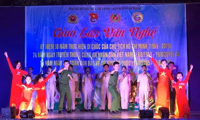 Tiết mục văn nghệ đặc sắc do Đoàn thanh niên Công an tỉnh biểu diễn.