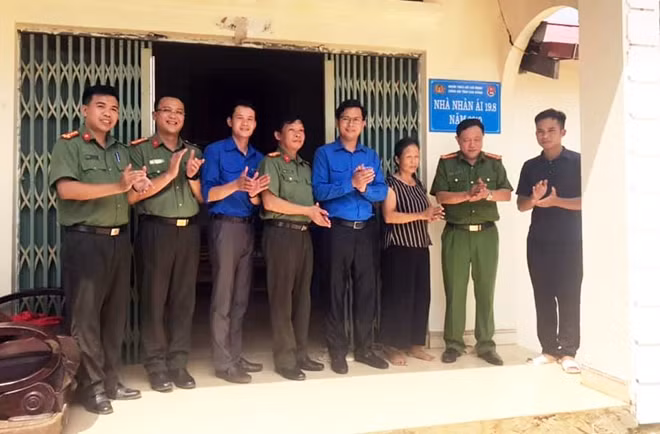 Lễ khánh thành công trình “Nhà nhân ái 19-8” cho đoàn viên Công an có hoàn cảnh khó khăn.