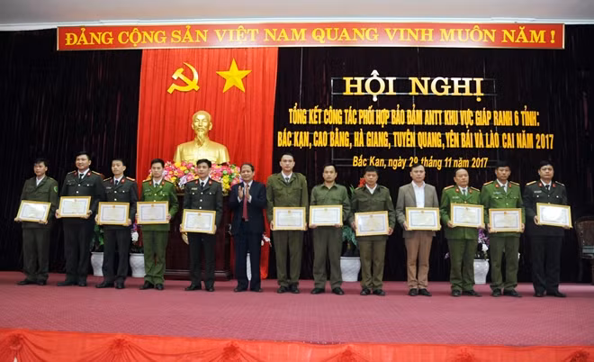 Đồng chí Lý Thái Hải, Chủ tịch UBND tỉnh Bắc Kạn trao Bằng khen tặng các tập thể và cá nhân có thành tích trong công tác phối hợp đảm bảo ANTT khu vực giáp ranh.