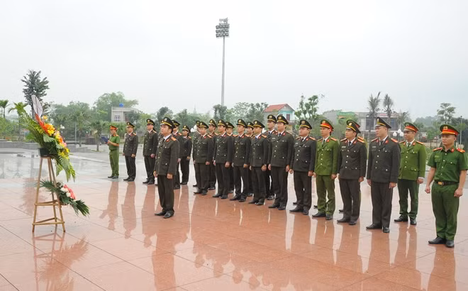 Tuổi trẻ Cụm thi đua số 4 dâng hoa trước tượng đài Bác Hồ tại Khu lưu niệm 6 điều Bác Hồ dạy CAND.