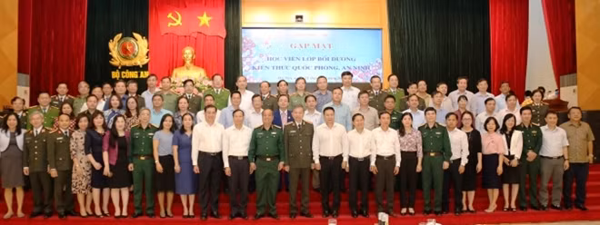 Bộ trưởng Tô lâm và các đại biểu dự buổi gặp mặt.