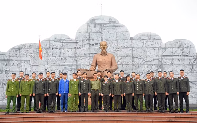 Tuổi trẻ CAND tại Khu lưu niệm Sáu điều Bác Hồ dạy CAND ở xã Nhã Nam.