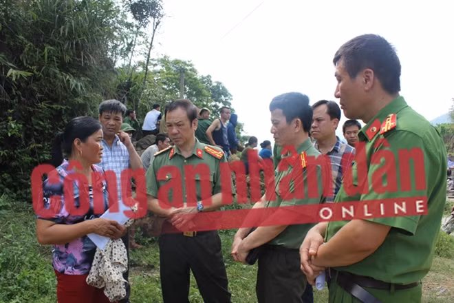 Lãnh đạo Công an tỉnh tới thăm hỏi, sẻ chia nỗi đau với gia đình các nạn nhân.