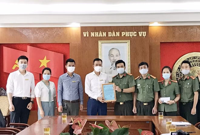 Các nhà hảo tâm thông qua tuổi trẻ Công an tỉnh Cao Bằng chung tay sẻ chia phòng chống dịch Covid-19 với nhân dân hai tỉnh Bắc Giang, Bắc Ninh.