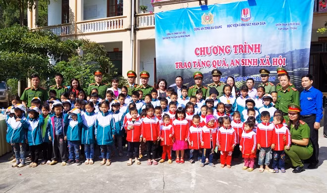 Trung tướng Nguyễn Xuân Yêm cùng Đoàn công tác tặng quần áo ấm cho các cháu học sinh Tiểu học xã Pố Lồ.