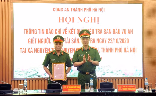 Thứ trưởng Nguyễn Duy Ngọc trao Thư khen của Bộ Công an cho Công an TP Hà Nội vì đã nhanh chóng điều tra, làm rõ vụ án giết người, cướp tài sản xảy ra tại xã Nguyễn Trãi.