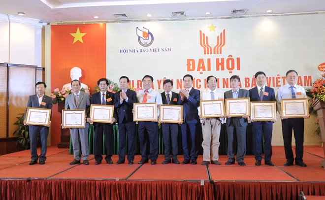 Đồng chí Võ Văn Thưởng và đồng chí Nguyễn Mạnh Hùng trao Bằng khen cho các tập thể tiên tiến.
