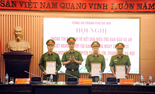 Thứ trưởng Nguyễn Duy Ngọc khen thưởng các đơn vị Công an TP Hà Nội vì đã nhanh chóng điều tra, làm rõ vụ án giết người, cướp tài sản xảy ra tại xã Nguyễn Trãi.
