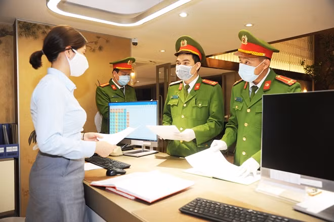 Công an phường Trúc Bạch kiểm tra các khách sạn, các cơ sở ký cam kết trên địa bàn.