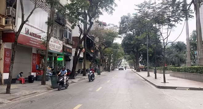 Hàng quán kinh doanh đều đóng cửa.