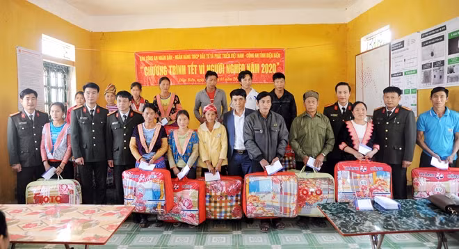 Chương trình "Tết vì người nghèo" được Báo CAND tổ chức thường niên hằng năm nhằm sẻ chia khó khăn với bà con đồng bào vùng cao.