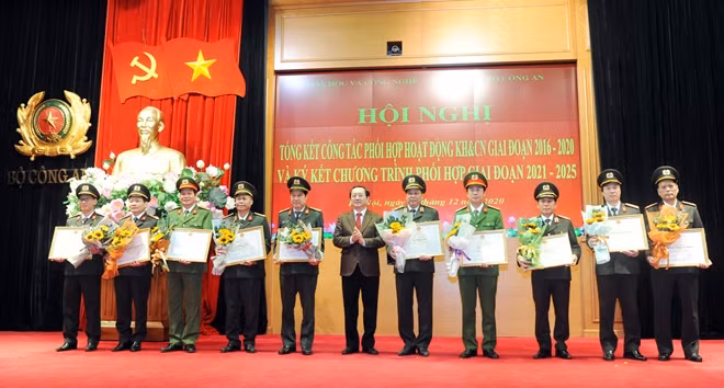 Bộ trưởng Bộ KH&CN Huỳnh Thành Đạt và Thứ trưởng Bộ KH&CN Bùi Tiến Duy trao Bằng khen của Bộ KH&CN tặng các tập thể, cá nhân thuộc Bộ Công an.