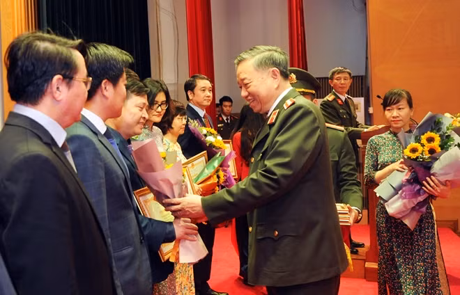 Bộ trưởng Tô Lâm trao Bằng khen tặng các tập thể thuộc Bộ KH&CN.