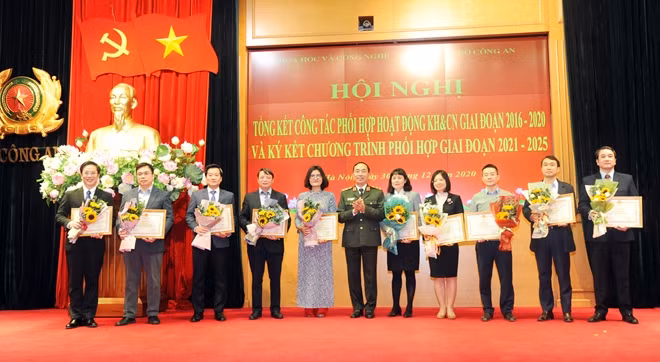 Thứ trưởng Bộ Công an Trần Quốc Tỏ trao Bằng khen của Bộ Công an tặng các cá nhân thuộc Bộ KH&CN.