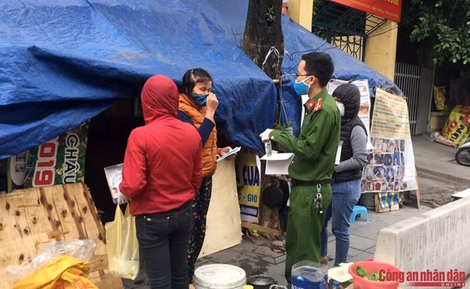 Trước đó, Công an phường Quang Trung đã tiến hành phát khẩu trang miễn phí cho nhiều hộ dân trên địa bàn.