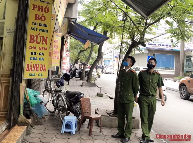 Công an phường Quang Trung kiểm tra, xử lý hàng quán vi phạm.