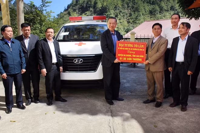 Bộ trưởng Tô Lâm trao tặng 1 xe cứu thương cho huyện Hà Quảng, tỉnh Cao Bằng.