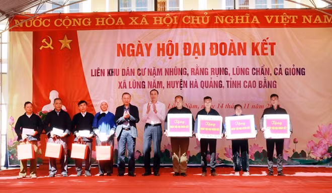 Bộ trưởng Tô Lâm; đồng chí Phùng Khánh Tài trao quà tặng liên khu dân cư Nặm Nhũng, Rằng Rụng, Lũng Chẩn, Cả Giỏng, xã Lũng Nặm, huyện Hà Quảng, tỉnh Cao Bằng.
