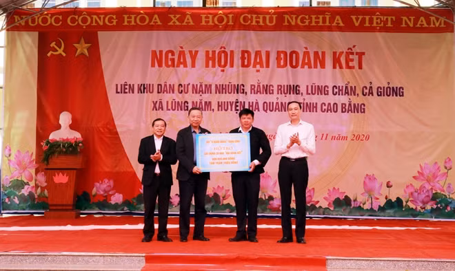 Bộ trưởng Tô Lâm; đồng chí Phùng Khánh Tài và đồng chí Lại Xuân Môn trao kinh phí hỗ trợ xây dựng 20 nhà đại đoàn kết tặng 20 hộ gia đình nghèo của huyện Hà Quảng.