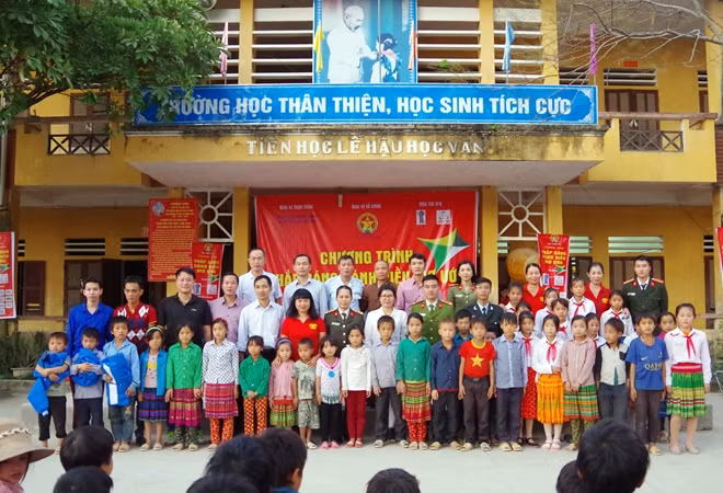 Đoàn thiện nguyện trao quà tặng các em học sinh tại Trường THPT Bán trú xã Niêm Tòng, huyện Mèo Vạc.