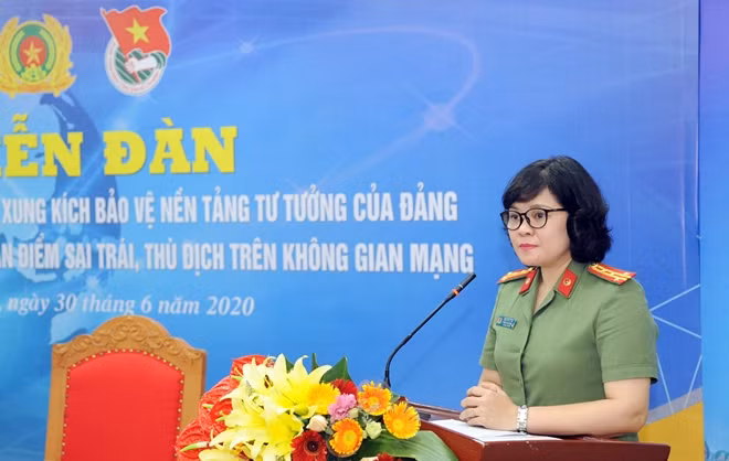 Đại tá Ngô Hoài Thu, Phó Cục trưởng Cục Công tác đảng và công tác chính trị phát biểu tại diễn đàn.