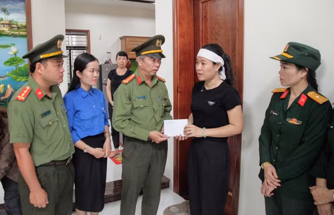 Đoàn công tác tới thăm hỏi, động viên gia đình liệt sĩ, Thượng tá Bùi Phi Công.