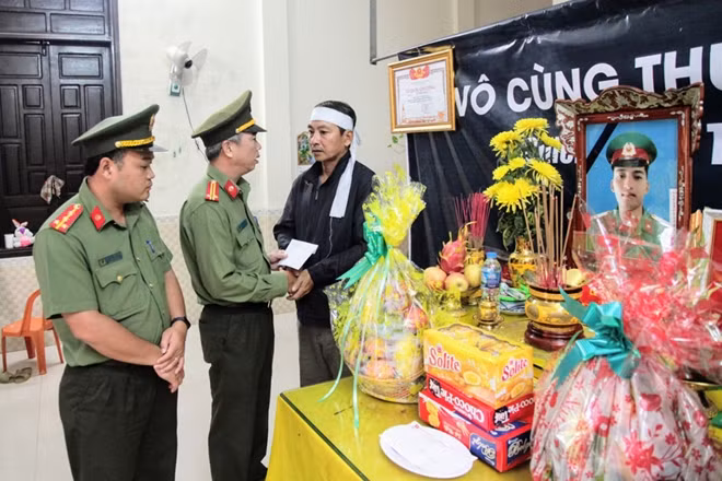 Đoàn công tác tới thăm hỏi, động viên gia đình liệt sĩ, Trung sĩ, Lê Thế Linh.