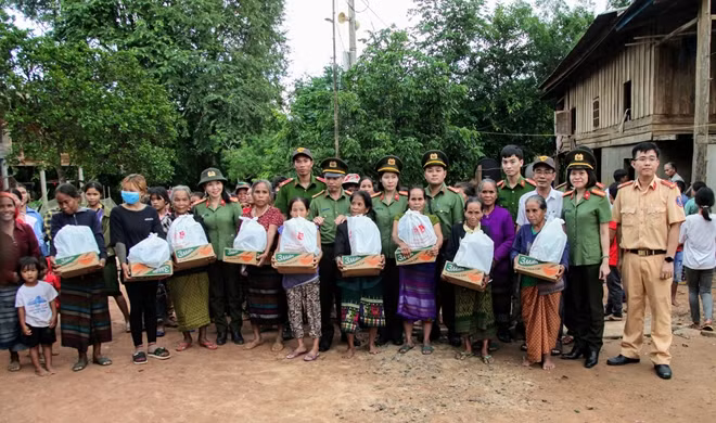 Đoàn công tác tới thăm hỏi và trao quà cho nhân dân trên địa bàn hai huyện Hướng Hóa và Đakrông, tỉnh Quảng Trị