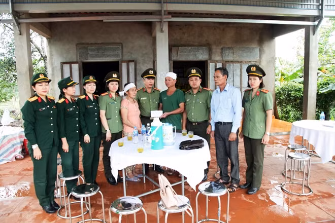 Đoàn công tác tới thăm hỏi, động viên gia đình liệt sĩ, Trung sĩ Lê Tuấn Anh.