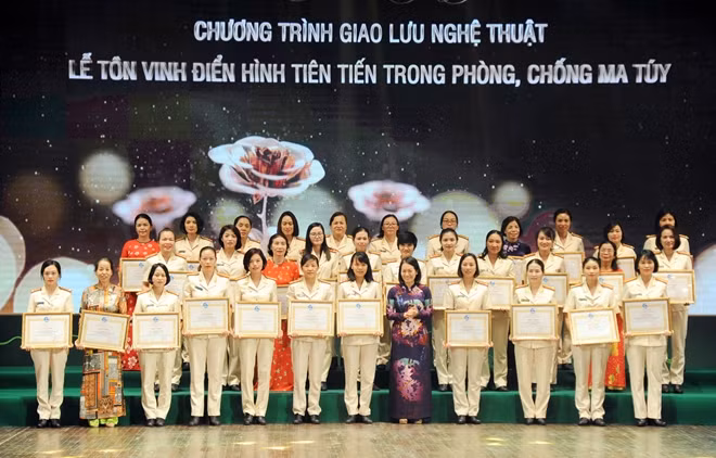 Đồng chí Bùi Thị Hòa, Phó Chủ tịch Hội Liên hiệp Phụ nữ Việt Nam trao Bằng khen của Trung ương Hội Liên hiệp Phụ nữ Việt Nam tặng các cá nhân.