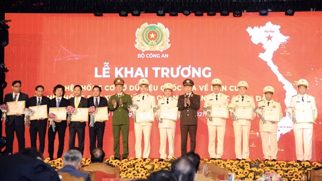 Bộ trưởng Tô Lâm và Thứ trưởng Nguyễn Duy Ngọc trao Bằng khen của Bộ Công an tặng các tập thể, cá nhân có thành tích xuất sắc.