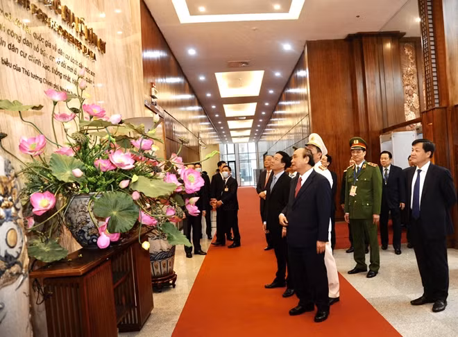 Thủ tướng Nguyễn Xuân Phúc và các đại biểu thăm Phòng máy chủ, Bản đồ số.