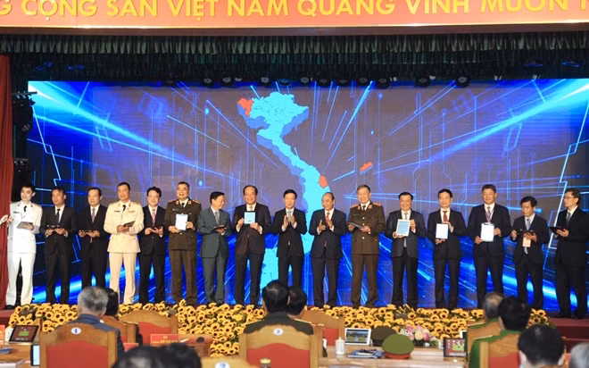 Thủ tướng Chính phủ Nguyễn Xuân Phúc và các đại biểu chứng kiến lễ ký cam kết điện tử.