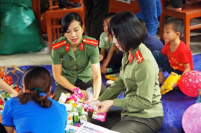Món quà là tấm lòng, tỉnh cảm các hội viên, cán bộ, chiến sĩ trong các đơn vị thuộc Công an tỉnh và một số nhà hảo tâm đóng góp.