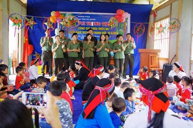 Một không khí Tết Trung thu đầm ấm được các cán bộ, chiến sĩ Công an tỉnh Hà Giang lan tỏa nơi vùng cao.